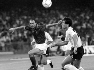 Taliansky futbalista Salvatore Schillaci (vľavo) v zápase proti Argentíne v semifinále MS 1990.