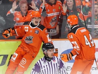 Hokejisti Sheffield Steelers sa tešia po triumfe nad HC Sparta Praha v Lige majstrov.