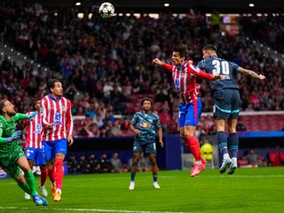 Leipzig's Benjamin Sesko, right, heads the ball to score the opening goal during to the Champions League opening phase soccer match between Atletico Madrid and RB Leipzig at the Metropolitano stadium, in Madrid, Thursday, Sept. 19, 2024. (AP Photo/Manu Fernandez)

- XCHAMPIONSLEAGUEX