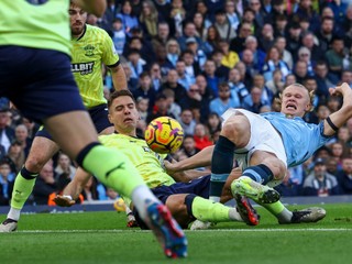 Erling Haaland strieľa gól v zápase proti Southamptonu.