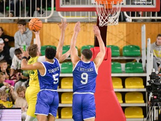 Na snímke zľava David Abrhám (Levice), Marques Townes (Famagusta) a Jordan Williams (Famagusta) v zápase 4. kola  B-skupiny Europského pohára FIBA v basketbale mužov medzi Patrioti Levice a Anorthosis Famagusta 31. októbra 2024 v Leviciach. FOTO TASR - Henrich Mišovič

- Slovensko
- šport
- basketbal
- Muži
- B
- skupina
- štvrté
- kolo
- FIBA
- NRX
- Európsky
- pohár