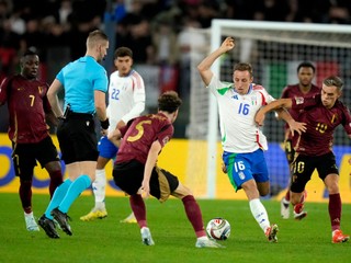 Italy's Davide Frattesi, third right, battles for the ball with Belgium's Leandro Trossard, right, and Belgium's Maxim De Cuyper, center, during the UEFA Nations League soccer match between Italy and Belgium at the Stadio Olimpico in Rome, Italy, on Thursday, Oct. 10, 2024. (AP Photo/Alessandra Tarantino)