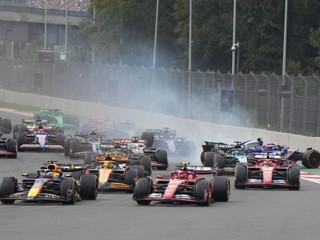 Red Bull driver Max Verstappen of the Netherlands, left, leads the field after the start of the Formula One Mexico Grand Prix auto race at the Hermanos Rodriguez racetrack in Mexico City, Sunday, Oct. 27, 2024. (AP Photo/Fernando Llano)