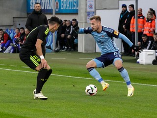 Jurij Medveděv (Slovan) a Adam Krčík (Skalica) počas zápasu 14. kola futbalovej Niké ligy.