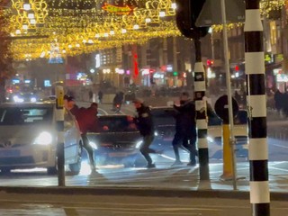 Izraelskí a holandskí fanúšikovia počas potýčky v uliciach Amsterdamu.