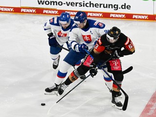 Na sprava Luis Schinko (nemecko), Peter Cehlárik a Lukáš Cingel (všetci Slovensko) počas zápasu Nemecko - Slovensko na turnaji o Nemecký pohár v Landshute v sobotu 9. novembra 2024. FOTO TASR - Pavel Neubauer




- šport 
- hokej
- Muži
- Nemecký
- pohár 
- Nemecko
- Slovensko
- SR
- turnaj