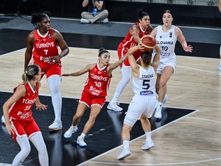 Na snímke uprostred zľava Alperi Onarová(Turecko), Radka Stašová (Slovensko) počas zápasu kvalifikácie majstrovstiev Európy 2025 v basketbale žien Slovensko - Turecko 10. novembra 2024 v Bratislave. FOTO TASR - Pavol Zachar

- Slovensko
- šport
- basketbal
- ženy 
- ME 
- 2025
- kvalifikácia
- SR
- Turecko 
- BAX