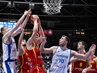 Vladimír Brodziansky (vpravo) a Michael Fusek (vľavo) v zápase Slovensko - Španielsko v kvalifikácii ME v basketbale 2025.