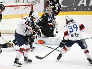 Na snímke v popredí vpravo Liam Pecararo (Slovan) strieľa prvý gól v 22. kole Tipos extraligy HC Slovan Bratislava - HC Košice v nedelu 24. novembra 2024 v Bratislave. FOTO TASR - Pavel Neubauer

 

- Slovensko
- hokej
- Bratislava 
- 22
- kolo
- Tipos
- extraliga
- BAX