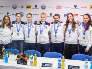 Na snímke zľava trénerka Janette Husárová, tenistky Renáta Jamrichová, Anna Karolína Schmiedlová, Rebecca Šramková, kapitán slovenského tímu Matej Lipták, Tereza Mihalíková a Viktória Hrunčáková pózujú so striebornými medailami počas tlačovej konferencie po návrate slovenských tenistiek po finále Pohára Billie-Jean Kingovej v Bratislave 21. novembra 2024. V španielskej Malage vo finále Slovenky podľahli Taliankam 0:2. O rozhodujúci druhý bod pre talianske farby sa zaslúžila Jasmine Paoliniová, ktorá v dueli tímových jednotiek zdolala Rebeccu Šramkovú hladko 6:2, 6:1. Talianky si zopakovali finále spred roka, kedy nestačili na Kanadu, tentokrát však s úspešným koncom a vybojovali trofej prvýkrát od roku 2013. Slovenky si zahrali finále prestížnej tímovej súťaže po 22 rokoch. FOTO TASR - Jaroslav Novák

- Slovensko
- šport
- tenis
- PBJK
- Pohár
- Billie
- Jean 
- Kingová
- finále
- finálový
- turnaj
- Taliansko
- BAX