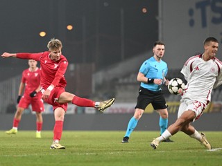 Na snímke vľavo hráč Trenčína Denis Adamkovič a hráč Olympiacosu Theofanis Bakoulas počas zápasu 3. kola majstrovskej vetvy mladežníckej Ligy majstrov 2024/2025 medzi AS Trenčín U19 - Olympiacos Pireus FC U19 v Trenčíne v stredu 27. novembra 2024. FOTO TASR - Lukáš Grinaj

- Slovensko
- šport
- futbal
- LM 
- Liga 
- majstrov
- mladežnícka
- 3.kolo
- Trenčín 
- Olympiacos 
- TNX