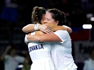 Tereza Mihalíková a Viktória Hrunčáková počas semifinále Billie Jean King Cupu 2024.