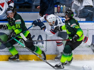 Zľava Miguel Tourigny (Žilina), Peter Bjalončík (Slovan) a Jakub Kolenič (Žilina) počas 16. kola Tipos extraligy HC Slovan Bratislava - Vlci Žilina.