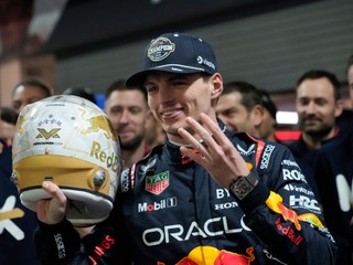 Max Verstappen počas osláv štvrtého titulu za sebou, ktorý potvrdil na Veľkej cene Las Vegas 2024.