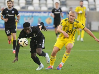 Vpravo Jakub Jakubko (Košice), vľavo Emmanuel Chimereucheya Uchegbu (Trenčín) počas zápasu 13. kola Niké ligy FC Košice – AS Trenčín.