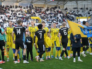 Hráči Košíc v žltých dresoch a v čiernych hráči Trenčína pred zápasom 13. kola Niké ligy FC Košice – AS Trenčín.