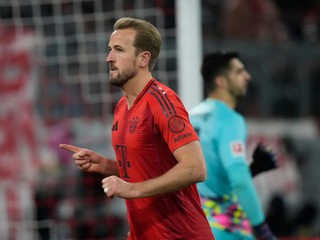 Futbalista Bayernu Mníchov Harry Kane sa teší z gólu.