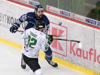 Zľava Patrick Thomas (Nové Zámky) a Oldrich Kotvan (Poprad) v 22. kole Tipos extraligy HC Nové Zámky - HK Poprad.