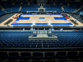 Zimný štadión v Bratislave sa zmenil na basketbalové ihrisko. Odohrá sa tu zápas Slovensko - Španielsko. 