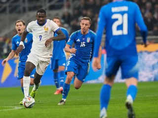 France's Marcus Thuram, second from left, challenges for the ball with Italy's Nicolo Barella, left, and Davide Frattesi during the Nations League soccer match between Italy and France, at the San Siro stadium in Milan, Italy, Sunday, Nov. 17, 2024. (AP Photo/Luca Bruno)

- XFRIENDLYX