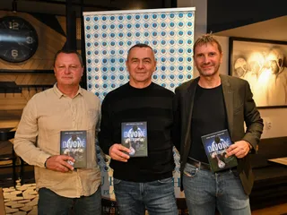 Tri legendy Slovana krstili krnihu Divoké Deväťdesiatky. Zľava Vladimír Kinder, Jaroslav Timko a Miloš Glonek.