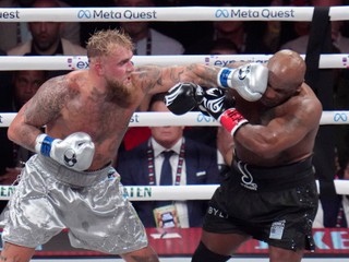 Jake Paul v súboji s Mikeom Tysonom.