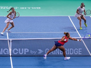 Taylor Townsend, of the United States, makes a return during a doubles match against Slovakia's Viktoria Hruncakova, rear right, and Tereza Mihalikova at the Billie Jean King Cup Finals at the Martin Carpena Sports Hall in Malaga, southern Spain, Thursday, Nov. 14, 2024. (AP Photo/Manu Fernandez)