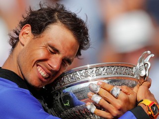 KK38 Paríž - Španielsky tenista Rafael Nadal objíma trofej po víťazstve nad Švajčiarom Stanom Wawrinkom vo finále mužskej dvojhry na grandslamovom turnaji Roland Garros v Paríži 11. júna 2017. Rafael Nadal v utorok 19. novembra 2024 definitívne ukončil svoju tenisovú kariéru. Stalo sa tak po prehre Španielska vo štvrťfinálovom zápase na finálovom turnaji Davisovho pohára v Malage s Holandskom 1:2. Tridsaťosemročný Nadal podľahol Boticovi van de Zandschulpovi, čo bol jeho posledný súťažný duel. Následne Carlos Alcaras zdolal Tallona Griekspoora. O postupujúcom rozhodla záverečná štvorhra, Van de Zandschulp s Wesleym Koolhofom uspeli nad Alcarazom s Marcelom Granollersom. FOTO TASR/AP

Spain's Rafael Nadal holds the trophy as he celebrates winning his tenth French Open title against Switzerland's Stan Wawrinka during their men's final match of the French Open tennis tournament at the Roland Garros stadium, in Paris, France, Sunday, June 11, 2017. (AP Photo/Christophe Ena)

- šport
- tenis
- Rafael
- Nadal
- kariéra
- koniec