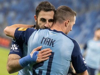 Tigran Barseghjan a vpravo Róbert Mak oslavujú gól.