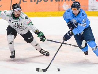 Zľava Jayce Hawryluk (Nové Zámky) a Miroslav Preisinger (Slovan) počas 33. kola Tipos extraligy HC Slovan Bratislava - HC Nové Zámky.