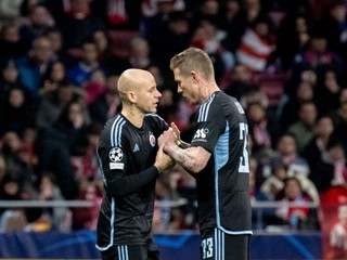 Na snímke vľavo Vladimír Weiss ml. a kapitánsku pásku mu odovzdáva Juraj Kucka (obaja Slovan).