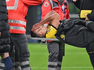 Obranca Dortmundu Nico Schlotterbeck opúšťa na nosidlách ihrisko po zápase proti FC Barcelona v Lige majstrov.