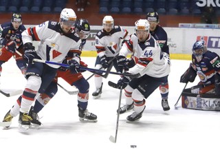 Zľava Radovan Puliš a Mitchell Hoelscher (Slovan) počas zápasu 36. kola Tipos extraligy HKM Zvolen - HC Slovan Bratislava.