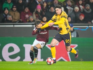 Veljko Birmančevič a Alessandro Bastoni v zápase Sparta Praha - Inter Miláno