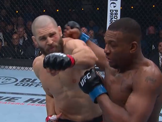 Procházka zasahuje Hilla.