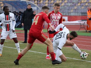 Zľava Timotej Záhumenský (Banská Bystrica) a Adrian Zeljkovič (Trnava) bojujú o loptu počas zápasu 19. kola Niké ligy MFK Dukla Banská Bystrica - FC Spartak Trnava.