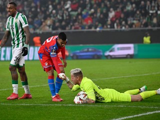 Brankár Ferencvárosu Dávid Gróf v zápase s Viktoriou Plzeň.