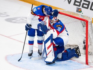 Brankár Samuel Urban (vpravo) a Roman Kukumberg reagujú po prehre s Fínskom vo štvrťfinále zápasu na MS hráčov do 20 rokov Fínsko - Slovensko.