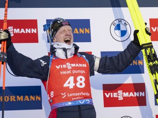 Nór Johannes Thingnes Boe sa raduje z triumfu v šprinte na 10km na MS v biatlone 2025.