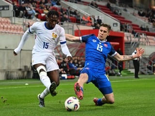Nicolas Šikula a Dilane Bakwa počas marcového prípravného zápasu Slovensko 21 - Francúzsko 21.