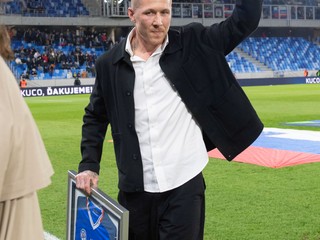 Na snímke slovenský futbalista Juraj Kucka s dresom, ktorý dostal pri príležitosti ukončenia reprezentačnej kariéry pred prvým zápasom play off o postup do B-divízie Ligy národov Slovensko - Slovinsko v Bratislave 20. marca 2025. FOTO TASR - Martin Baumann 

- LN
- Liga
- národov 
- Slovensko
- Slovinsko
- SR
- BA
- Bratislava 
- prvý
- zápas
- play
- off
- o
- postup
- B
- divízia
- BAX
- šport
- futbal