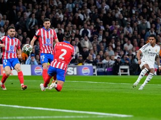 Real Madrid's Rodrygo, right, scores his side's opening goal during the Champions League round of 16 first leg soccer match between Real Madrid and Atletico Madrid at the Bernebeu stadium in Madrid, Spain, Tuesday, March 4, 2025. (AP Photo/Manu Fernandez)

- XCHAMPIONSLEAGUEX