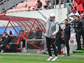 Na snímke tréner Slovana Vladimír Weiss st. 