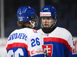 Luka Radivojevič a Tomáš Chrenko v zápase Slovensko - Fínsko na MS v hokeji do 18 rokov 2025.