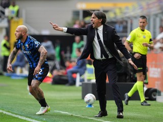 Tréner Interu Miláno Simone Inzaghi kričí na svojich hráčov. Krik sám o sebe nie je problém, dôležitý je tón hlasu.