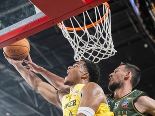 Zľava Shamiel Stevenson (Inter) a Boris Bojanovský (Levice) počas play off Tipos SBL.