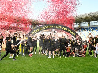 Futbalisti Trnavy oslavujú zisk Slovnaft Cupu po finále s Ružomberkom.