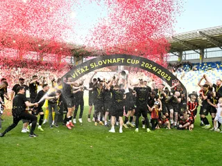 Futbalisti Trnavy oslavujú zisk Slovnaft Cupu po finále s Ružomberkom.