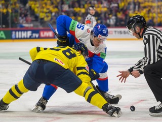 Dalibor Dvorský a Elias Lindholm na buly v zápase Slovensko - Švédsko na MS v hokeji 2025.

