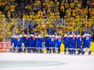 Slovenskí hokejisti po prehre so Švédskom.